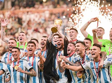 והניף את הגביע עם חבריו (getty)