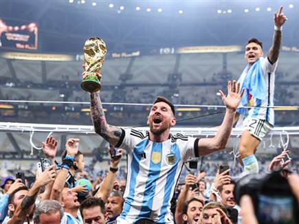 החגיגות נמשכו על הדשא (getty)