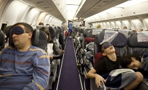 ישנים במטוס (צילום: volkova natalia, shutterstock)