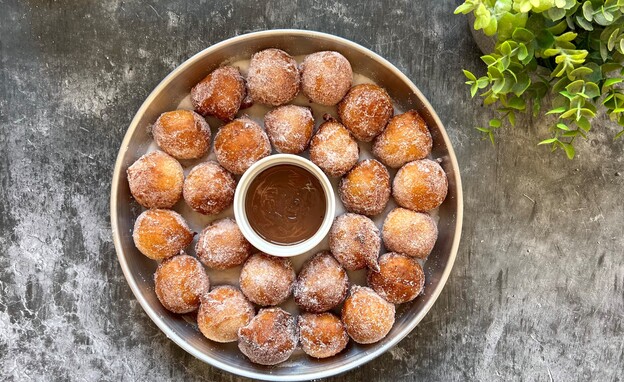 סופגניות קטנות מהירות. מצפים בסוכר סופגניות קטנות מהירות. מצפים בסוכר