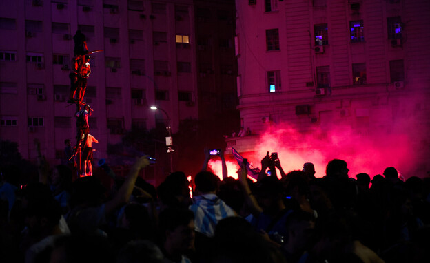 אוהדי ארגנטינה חוגגים את הניצחון בבואנוס איירס (צילום: Mariana Nedelcu, reuters)