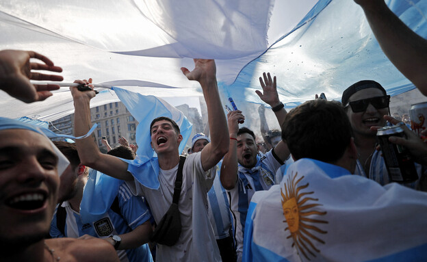 אוהדי ארגנטינה חוגגים את הניצחון בבואנוס איירס (צילום: Agustin Marcarian, reuters)