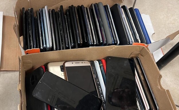 תפיסה של כ-400 טלפונים סלולריים גנובים (צילום: דוברות המשטרה)