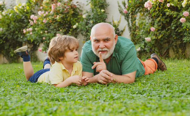 סבא ונכד  (צילום: Volodymyr TVERDOKHLIB, shutterstock)