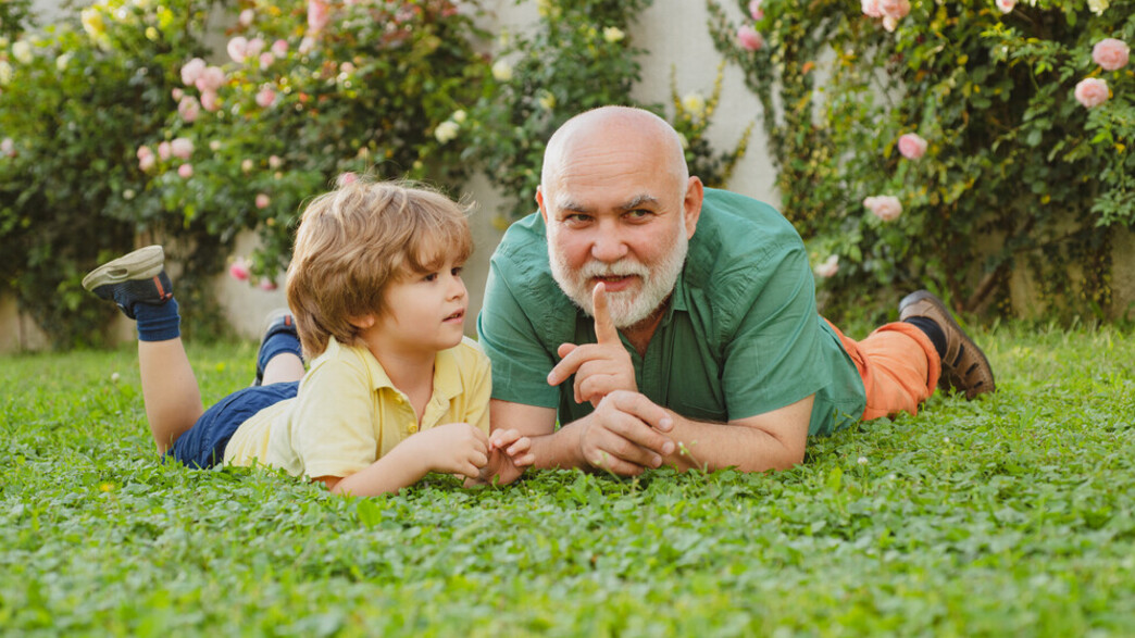 סבא ונכד סבא ונכד