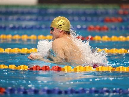כריס פיצ'וגין במים (גלעד קוולרצ'יק, באדיבות איגוד השחייה)