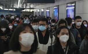 אנשים עם מסכות קורונה בסין (צילום: AP)