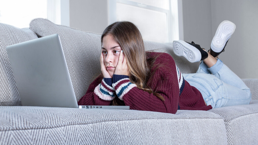 ילדה מול המסך ילדה מול המסך