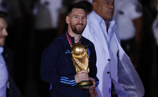 מסי עם גביע העולם אחרי שנחת בארגנטינה מקטאר (צילום: רויטרס)