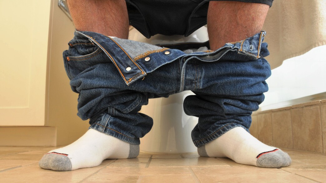 גבר יושב בשירותים (צילום: Shutterstock, מעריב לנוער)