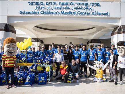 מכבי תל אביב בביקור בבית החולים שניידר (צילום: אינסטגרם מכבי ת"א) (צילום: ספורט 5)
