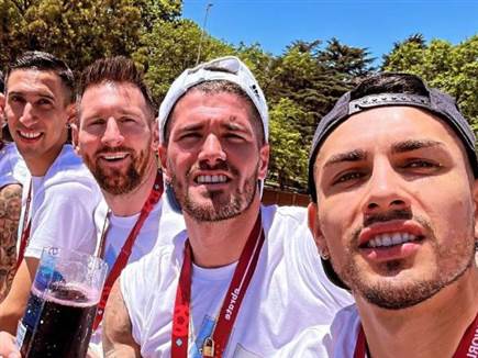 השחקנים בתחילת המצעד (GETTY)