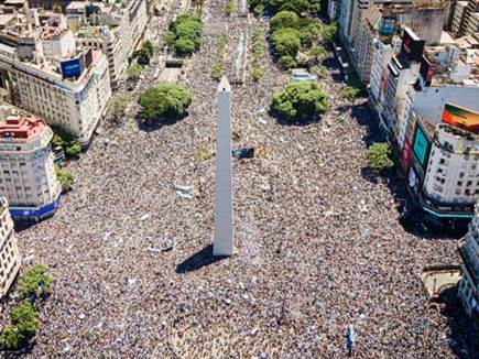 המונים מחכים לגיבורים (GETTY)