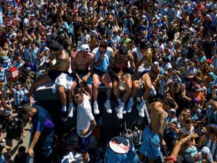 ארגנטינה נצבעה בתכלת ובלבן