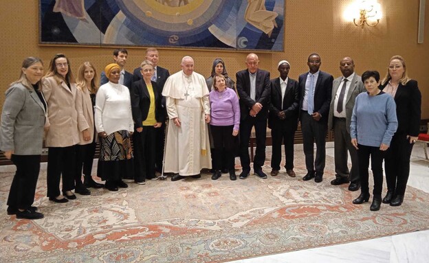 פגישת משפחות השבויים והנעדרים עם האפיפיור (צילום: שגרירות ישראל לותיקן)