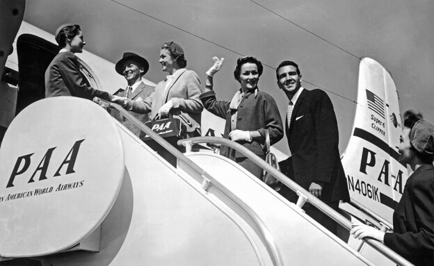 נוסעים עולים למטוס פאן אם איירוויז נוסעים עולים למטוס פאן אם איירוויז