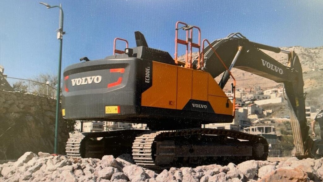 הצתת דחפור ליד מג'דל שמס