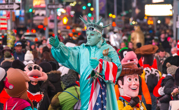 דמויות מחופשות בניו יורק (צילום: mariakray, shutterstock)