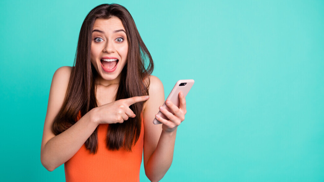 אישה עם אייפון אישה עם אייפון