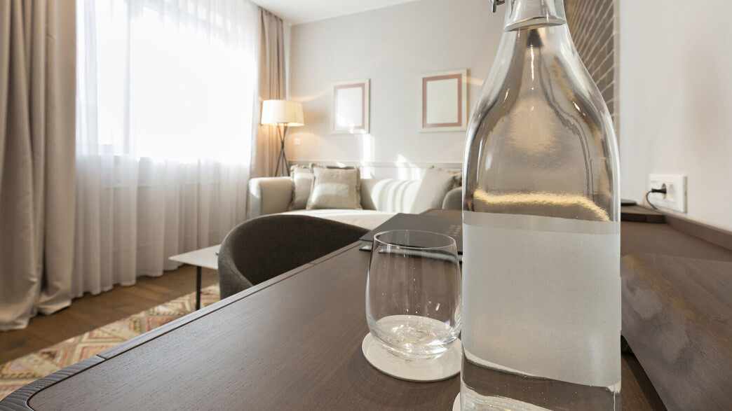 בקבוק מים בחדר המלון (צילום: Edvard Nalbantjan, shutterstock)
