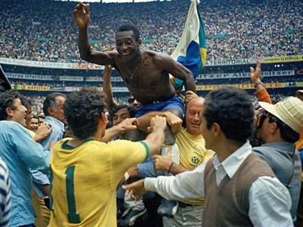פלה חוגג זכייה במונדיאל. נחשב לגדול שחקני ברזיל בהיסטוריה (GETTY) (צילום: ספורט 5)