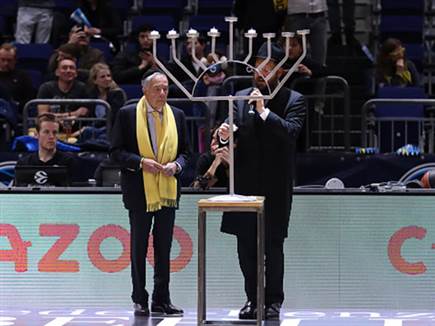 גם נרות הודלקו הערב בברלין (GETTY)