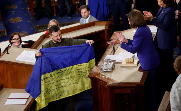 זלנסקי מעניק לבכירות הבית הלבן את דגל אוקראינה (צילום: רויטרס)