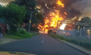 פיצוץ בדרום אפריקה: מיכלית נתקעה מתחת לגשר התפוצצה וגרמה לשריפה
