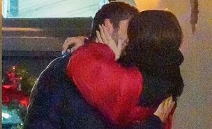 אמרטה מתנשקת עם גבר אחר (צילום: instagram)