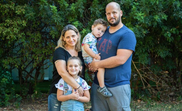 ירדן ויואב ברגר עם ילדיהם אלונה ואמיתי (צילום: שרי בירך)
