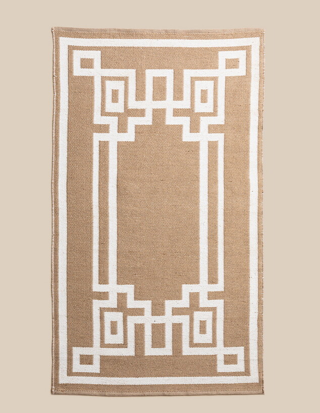 מבצעי סופשנה, ג, קסטרו הום, שטיח עבודת יד דניאל, (צילום: אודי דגן)