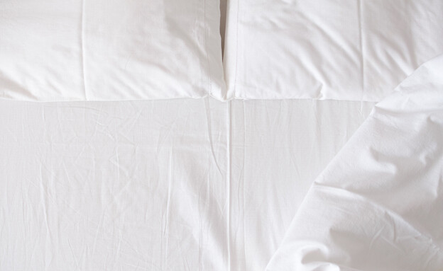 סדינים מצעים מיטה של בית מלון  (צילום: Nelli Syrotynska, shutterstock)