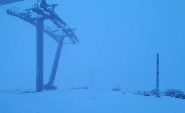 שלג ראשון לעונה במפלס העליון באתר החרמון (צילום: אתר החרמון)