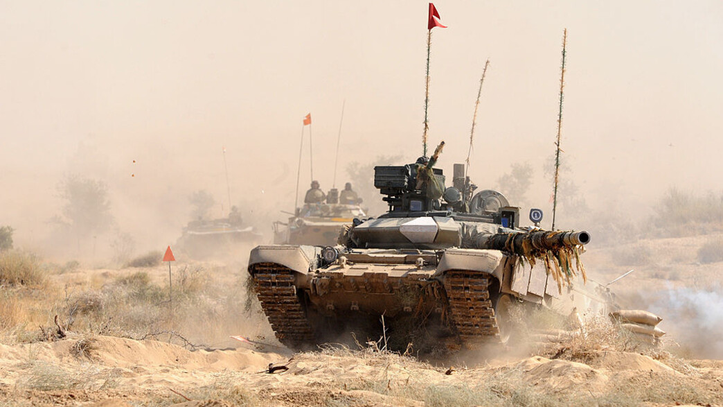 טנק מערכה של צבא הודו בפעולה (צילום: SAM PANTHAKY/AFP/GettyImages)