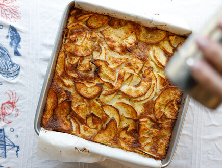 עוגת תפוחים היסטרית - נשאר רק לפזר אבקת סוכר (צילום: נופר צור, אוכל טוב, mako)