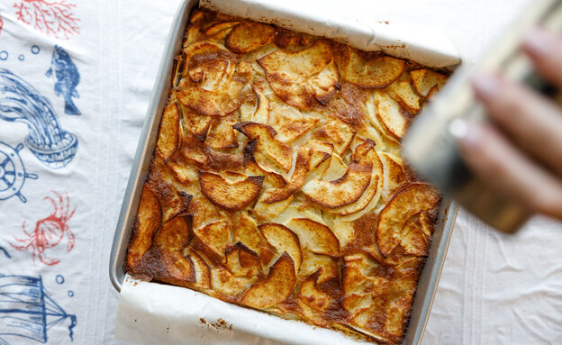 עוגת תפוחים היסטרית - נשאר רק לפזר אבקת סוכר