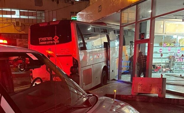 אוטובוס התנגש בקיר זכוכית בתחנה המרכזית בנתניה (צילום: דוברות מד"א, דוברות המשטרה)