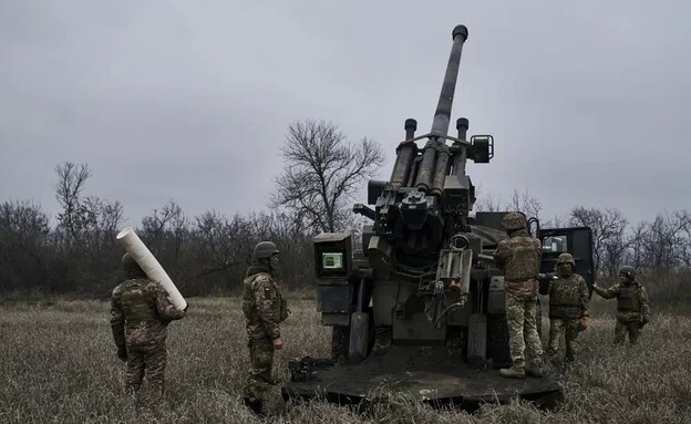 חיילים בצבא אוקראינה נלחמים במחוז דונייצק (צילום: AP)