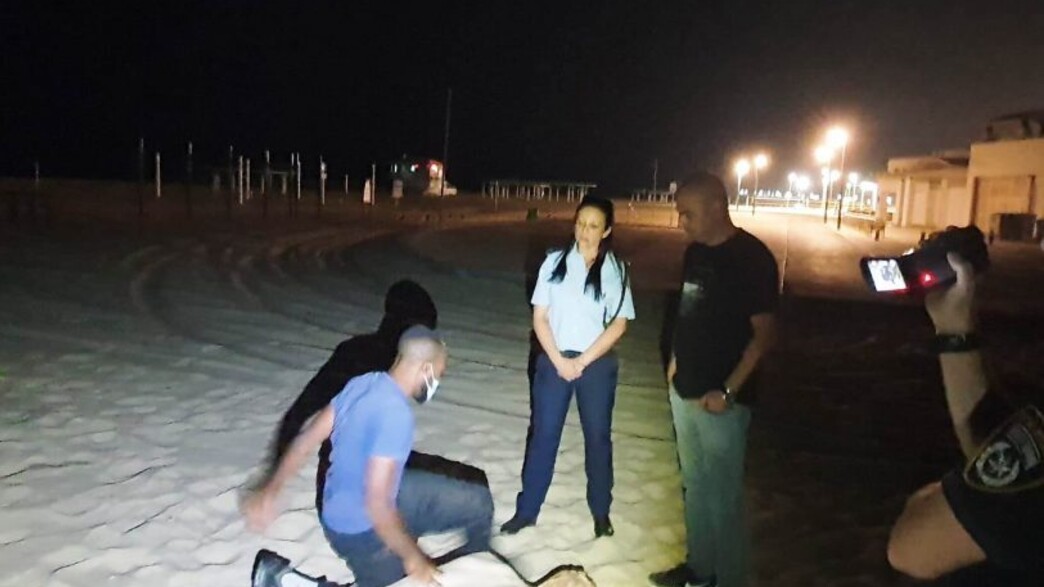 לקאו ספינאו משחזר את האונס בחוף (צילום: משטרת ישראל)
