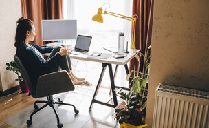 פרילנסרית עובדת מהבית  (צילום: Vera Petrunina, shutterstock)