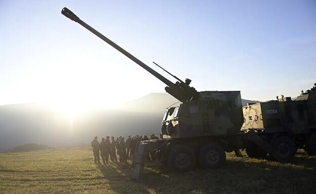 כוחות צבא סרביה סמוך לקוסובו (צילום: ap)