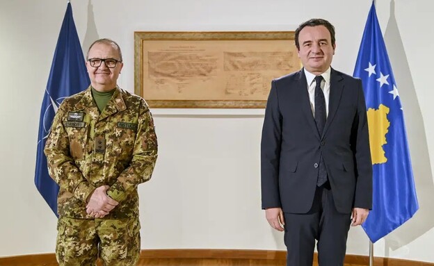 ראש ממשלת קוסובו אלבין קורטי יחד עם מפקד כוחות נאט (צילום: ap)