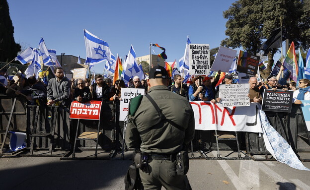 הפגנה נגד הקמת הממשלה החדשה מול בניין הכנסת (צילום: אוליבייה פיטוסי, פלאש 90)