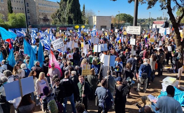 הפגנה מחוץ לכנסת (צילום: N12)