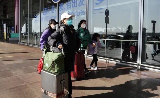 הקורונה בסין, נוסעים בנמל תעופה (צילום: AP)