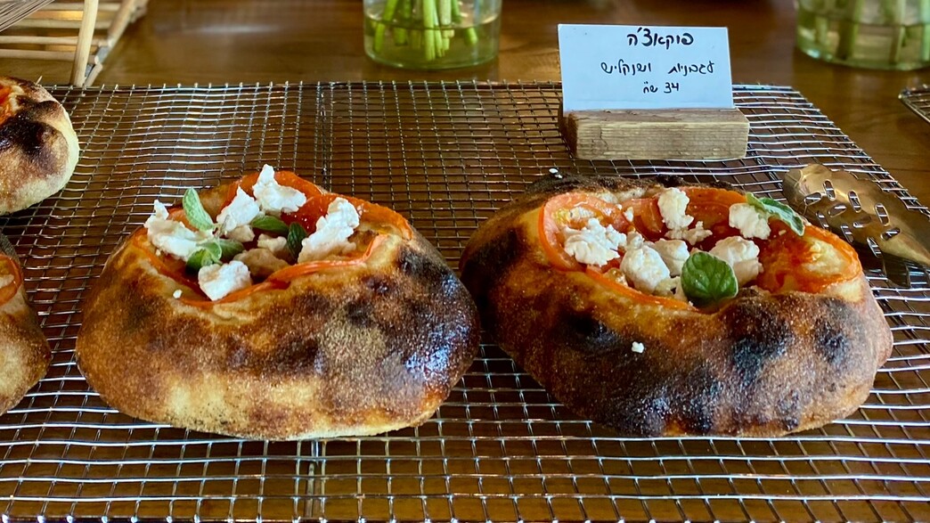 נומי בייקרי - פוקצ'ות לחם אש נומי בייקרי - פוקצ'ות לחם אש