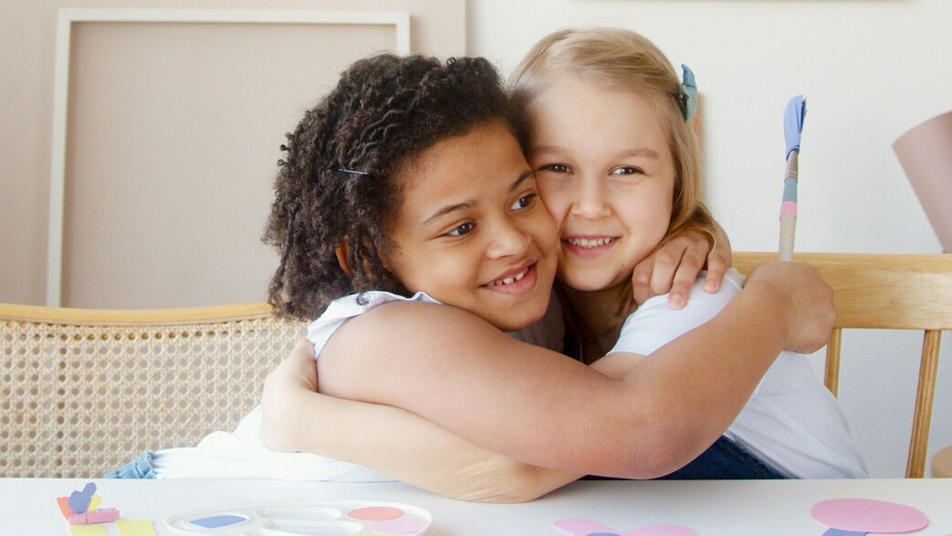 שתי ילדות מתחבקות