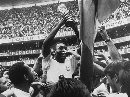 המונדיאל שבו הפך לגדול מכולם. פלה מניף את הגביע במקסיקו 1970  (Pho (צילום: ספורט 5)