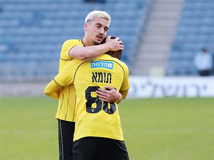 מחלק כדורים גדולים זה אחר זה. שועה (קובי אליהו)