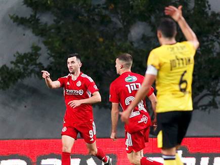 אוז'בולט כבש קצת לפני ההפסקה (אלן שיבר)